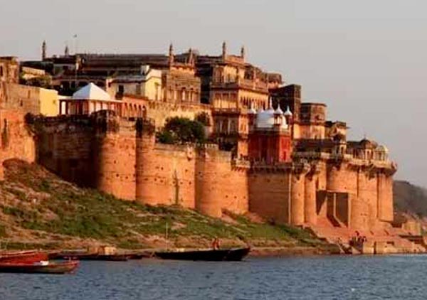 The riverside walls of Ramnagar Fort.